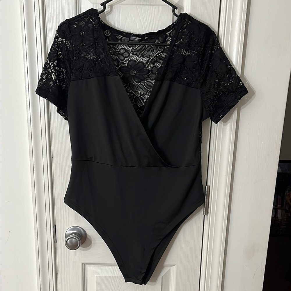 0X Short Sleeve Black Lace Bodysuit